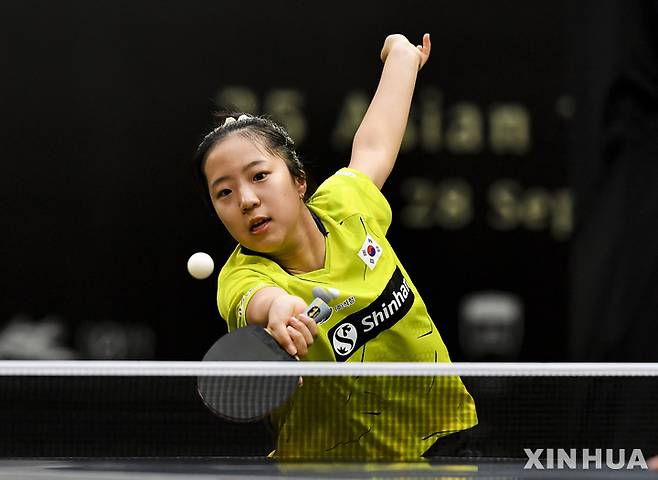 [도하=신화/뉴시스] 신유빈이 9월30일(현지시간) 카타르 도하에서 열린 2021 ITTF-ATU 아시아탁구 선수권대회 단체전 결승전에서 일본의 안도 미나미와 경기하고 있다. 2021.10.01.