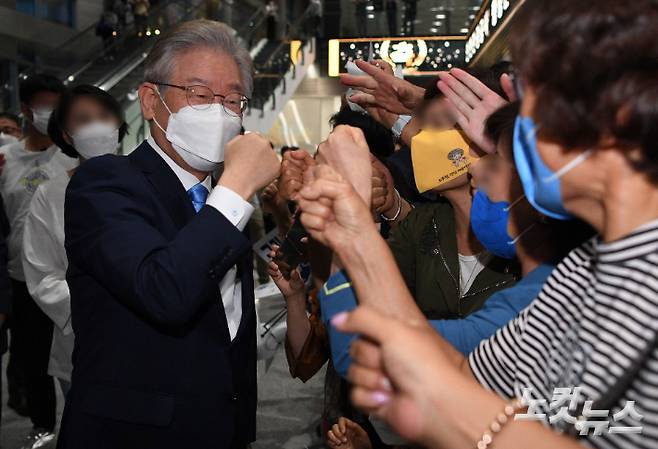 더불어민주당 이재명 대선 경선후보가 3일 인천 송도컨벤시아에서 열린 인천 순회 합동연설회 및 2차 슈퍼위크 개표에서 승리를 차지한뒤 연설회장을 나서며 지지자들과 주먹인사하고 있다. 황진환 기자