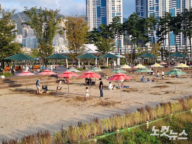 4일 부산시민공원 모래사장에서 휴일을 즐기는 시민들. 박진홍 기자