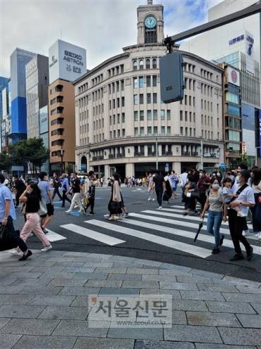일본이 코로나19 방역 긴급사태를 해제한 뒤 첫 주말을 맞은 3일 도쿄 긴자 거리가 사람들로 북적이고 있다.