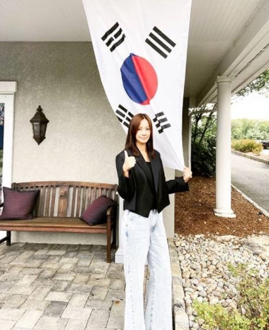 On the 4th, Son Tae-young posted a picture on his instagram with an article entitled So nice to see you...KR.In the photo, Son Tae-young is raising his thumb in front of Taegeukgi and leaving a certified shot. Son Tae-young, who is currently staying in New York, is pleased with the Taegeukgi he encountered.The netizens who saw this responded to It is nice to see Taegeukgi in foreign countries, Where is this place? And It is beautiful and beautiful today.On the other hand, Kwon Sang-woo and Son Tae-young married on September 28, 2008 and have one male and one female.Photo: Son Tae-young Instagram