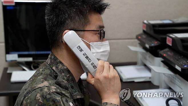 남북 군 통신선 시험통화 (서울=연합뉴스) 북한이 한미연합훈련에 반발하며 일방적으로 단절했던 남북통신연락선이 복원된 4일 군 관계자가 남북 군 통신선 시험통화를 하고 있다. 2021.10.4 
    [국방부 제공. 재판매 및 DB 금지] photo@yna.co.kr