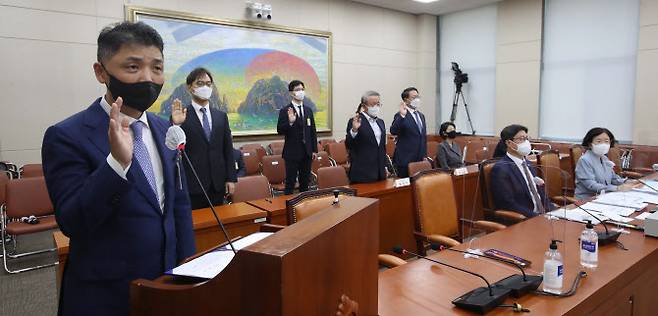 5일 서울 여의도 국회에서 열린 국회 정무위원회 국정감사에 출석한 증인들이 선서를 하는 가운데 권남희(뒷줄 오른쪽 끝) 머지플러스 대표는 이를 거부하고 있다.(사진=연합뉴스)