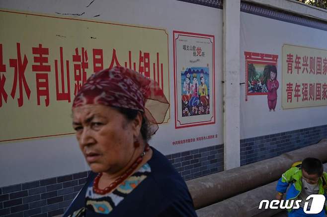 중국 신장 자치구 위구르 마을에서 2019년 9월 12일 한 위구르족 여성이 걸어가는 모습.  © AFP=뉴스1