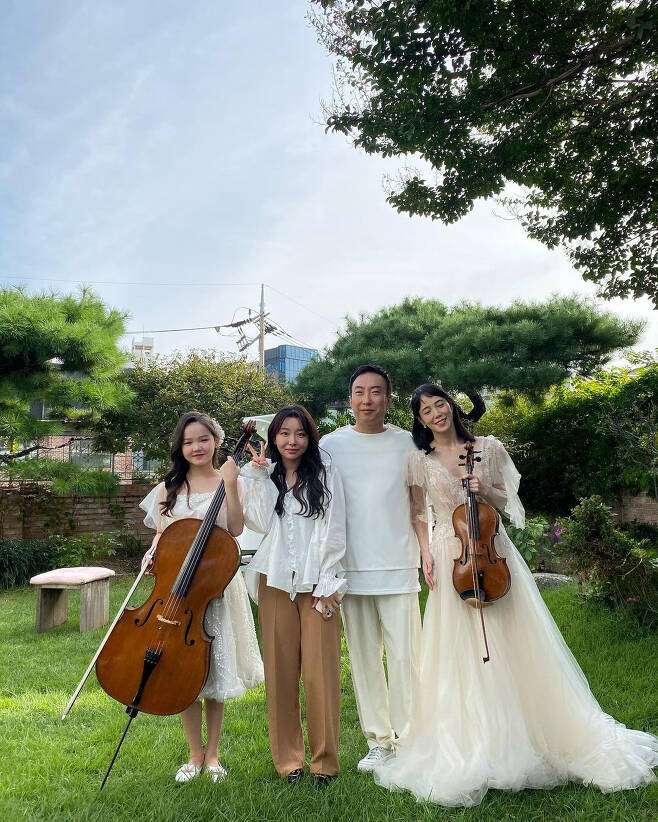 The comedian Park Myeong-su wife and doctor Han Soo-min cheered her husbands new song announcement.Park Myeong-su wife Han Soo-min said on her 5th day in her instagram, My husbands birthday new ballad new song movie shoot.My best friend, Dr. 1 in Korea, has a violinist crystal, Minseo best brother genius cellist 11 years old, and a piano teacher, In Kyung, who was so happy with my brother, one day in October. The photo shows Park Myeong-su and Han Su-min smiling brightly with each other tightly embraced.Even in the 14th year of marriage, Park Myeong-su, who is still as affectionate as a lover, envies the appearance of Han Su-min.In another photo, Park Myeong-su posed with a pleasant smile in front of the HAPPY BIRTHDAY balloon decoration.A photo of Park Myeong-sus new music video has also been released, with the eye-catching image of Park Myeong-su, who is enthusiastic among the instrumentalists.Han Su-min wrote, The lyrics were written by actor Park Bo-young. Its not my husbands song. Sensibility is Lee Seung-chul. Composition is Park Myeong-su, Yoo Jae-hwan.You can expect it, he said.Park Myeong-su announced on the 4th that he was shooting a new music video and said, November is released early.I expect ballads in 14 years. Meanwhile, Park Myeong-su and Han Su-min married in 2008, and have a daughter Minseo.