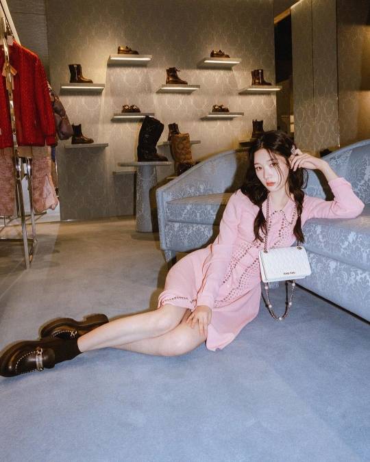 Singer and actor Jung Chae-yeon boasted her innocence.Jung Chae-yeon posted a photo on her Instagram page on Monday showing her wearing a Baby Driver Pink dress.Jung Chae-yeon in the public photo produced a lovely look with a Baby Driver pink dress with metal decoration and a pair of braided hair.Reclining on the sofa, he posed like a mermaid, and he looked at the camera with chic eyes and boasted a unique atmosphere.On the other hand, Jung Chae-yeon will return to the drama through KBS2 monthly drama The Kings Action which will be broadcasted on the 11th.
