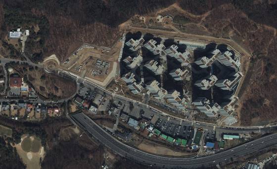 아파트 완공 이후의 판교A아파트 단지. 아파트 그림자가 옹벽 정상 위에 있을 정도로 아파트와 옹벽이 가깝다. 국토지리정보원