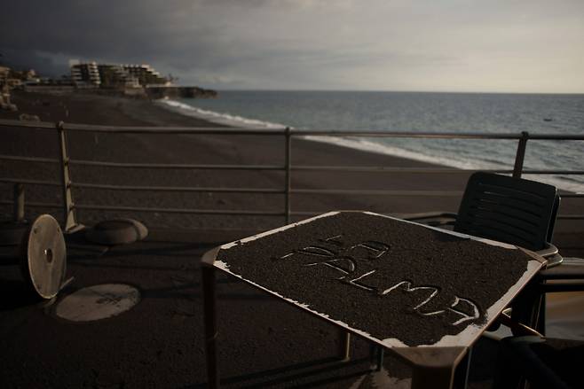 4일 라 팔마 섬 해변의 테이블에 검은 화산재가 덮여 있다. AFP=연합뉴스