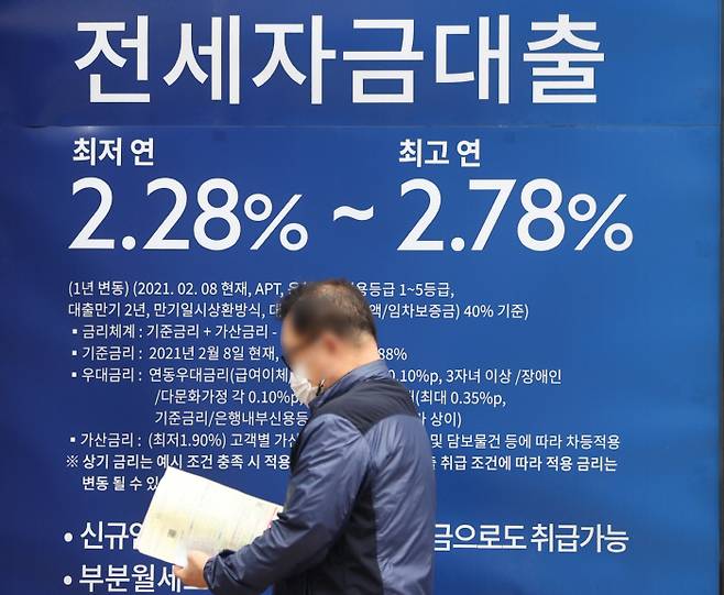 내달 발표되는 금융위의 가계대출 추가대책에 전세대출 규제 방안이 포함되는 지 관심이 쏠리는 가운데 지난달 28일 오후 서울의 한 시중 은행 외벽에 전세 대출 상품 관련 안내문이 붙어 있다. [사진 출처 = 연합뉴스]