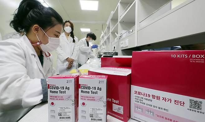 SD바이오센서의 주가가 공모가 5만2000원을 한 달 넘게 하회하는 등 실적에 비해 저평가되고 있다. 사진은 지난 4월 29일 SD바이오센서 오송 공장에서 직원들이 코로나19 항원 자가진단 키트를 최종 점검하고 있는 모습. /사진=뉴스1