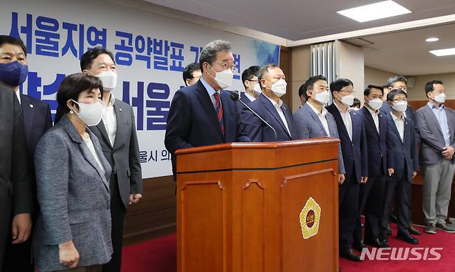 [서울=뉴시스] 국회사진기자단 = 이낙연 더불어민주당 대선경선 후보가 5일 서울시 중구 서울시의회 의원회관에서 서울지역 공약발표를 하고 있다. 2021.10.05. photo@newsis.com