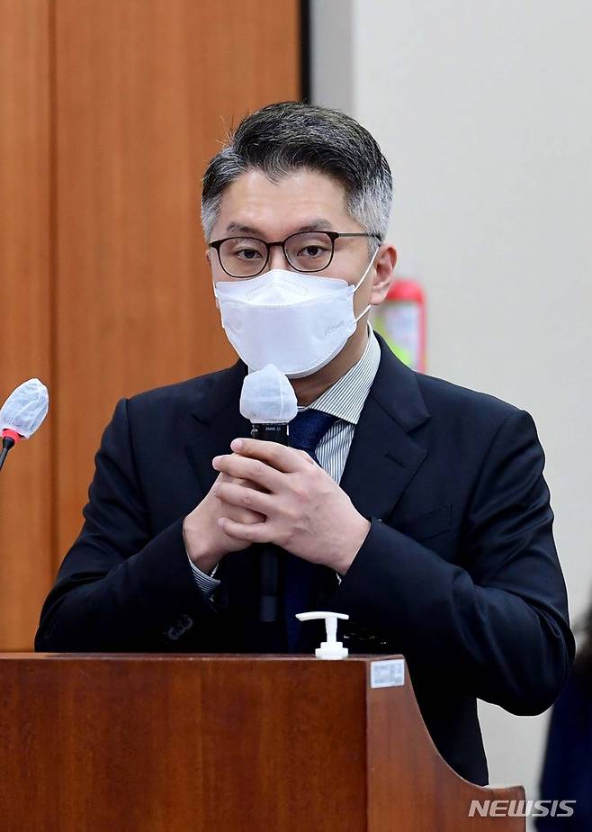 [서울=뉴시스] 최동준 기자 = 5일 서울 여의도 국회에서 열린 과학기술정보방송통신위원회의 방송통신위원회 등에 대한 국정감사에서 류긍선 카카오모빌리티 대표가 의원 질의에 답변하고 있다. (공동취재사진) 2021.10.05. photo@newsis.com