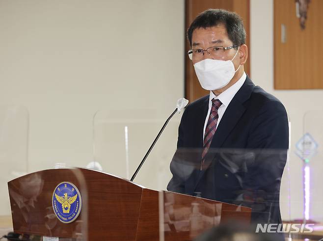 [서울=뉴시스] 국회사진기자단 = 권순호 현대산업개발 대표가 5일 오후 서울 서대문구 경찰청에서 열린 국회 행정안전위원회의 경찰청 국정감사에 증인으로 출석해 불법 하도급 계약 문제 및 피해자 보상 지원 관련 질의에 답변하고 있다. 2021.10.05. photo@newsis.com