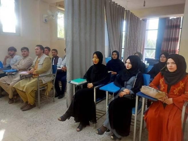 지난달&nbsp;아프가니스탄 수도 카불의 아비센나대학에서 남녀 학생 구분을 위해 강의실 한가운데 커튼을 친 채 수업이 진행되고 있다. 세계일보 자료사진