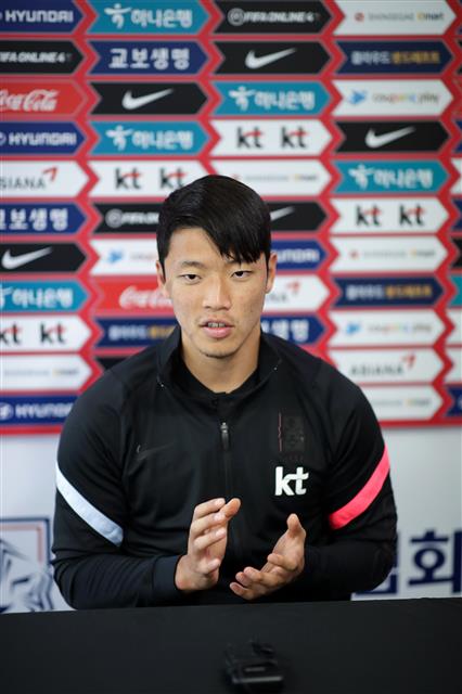 황희찬은 5일 비대면 인터뷰에서 어느새 대표팀의 한 축을 담당하고 있는 김민재, 황인범 등 동갑내기 ‘96년생 라인’에 대해 “각자 뛰는 리그에 대해 거의 매일 이야기를 나눈다”며 “더 높은 곳에서 만나자고 서로에게 동기부여를 해주고 있다”고 말했다.대한축구협회(KFA) 제공