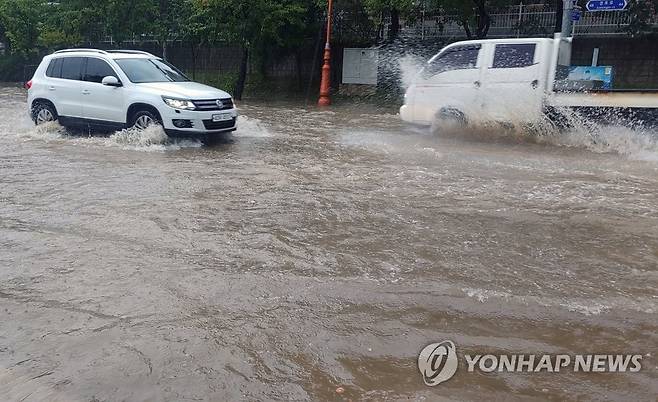 침수된 동해안 도로 [연합뉴스 자료사진]