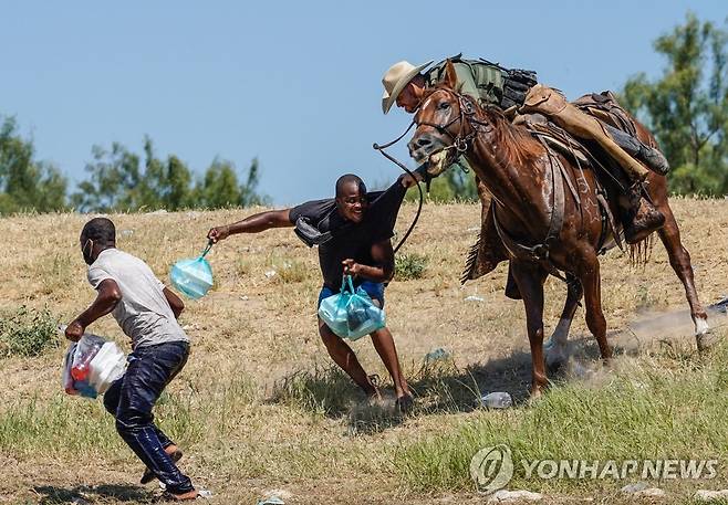 '채찍으로 가축 몰이하듯'…아이티 난민 내쫓은 미 국경순찰대 (AFP=연합뉴스 자료사진]