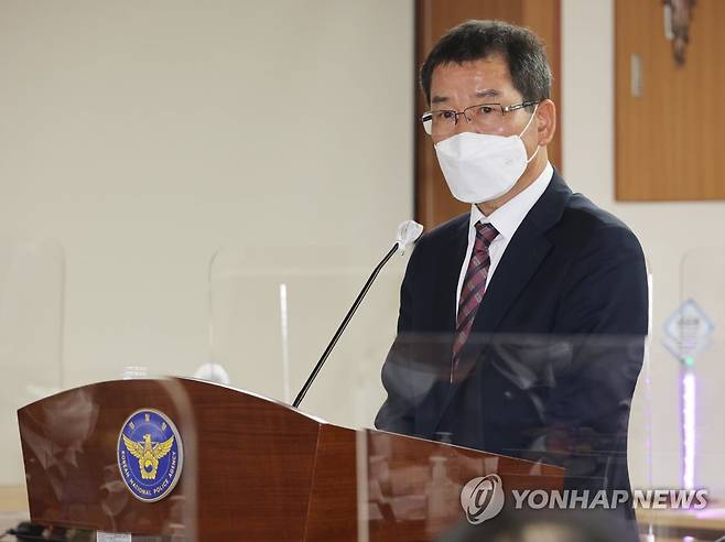 답변하는 권순호 현대산업개발 대표 (서울=연합뉴스) 권순호 현대산업개발 대표가 5일 오후 서울 서대문구 경찰청에서 열린 국회 행정안전위원회의 경찰청 국정감사에 증인으로 출석해 불법 하도급 계약 문제 및 피해자 보상 지원 관련 더불어민주당 이형석 의원의 질문에 답변하고 있다. 2021.10.5 [국회사진기자단] toadboy@yna.co.kr