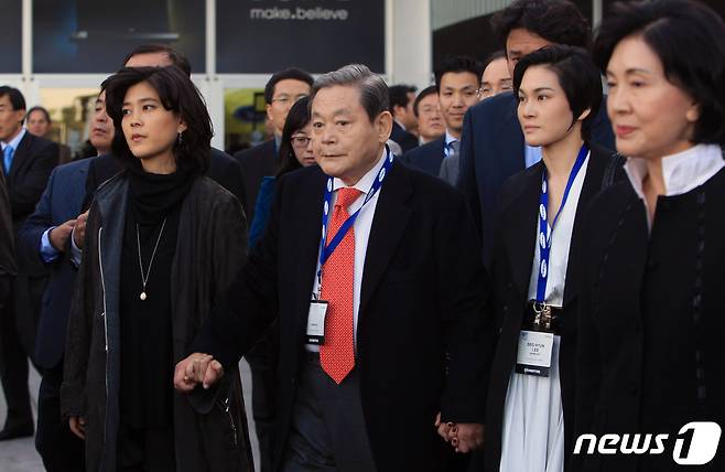 2010년 미국 라스베이거스에서 열린 '국제가전전시회(CES) 2010'에 참석한 고 이건희 삼성전자 회장(사진 중앙)과 이부진 호텔신라 사장, 이서현 삼성복지재단 이사장, 홍라희 전 리움미술관장의 모습(삼성전자 제공) © 뉴스1