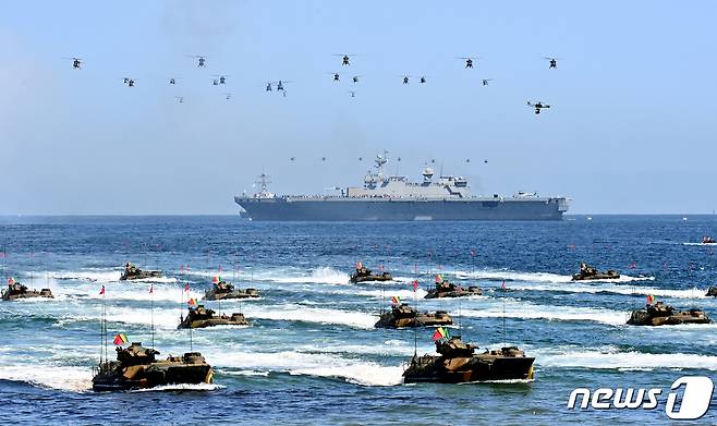 제73주년 국군의 날인 1일 경북 포항시 남구 도구해안에서 육해공군과 함께하는 합동상륙작전(작전명 '피스메이커') 시연이 진행되고 있다. (국방홍보원 제공) 2021.10.1/뉴스1