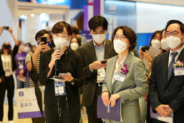 임혜숙 과학기술정보통신부 장관이 4차 산업혁명 페스티벌 전시부스에서 설명을 듣고 있다.