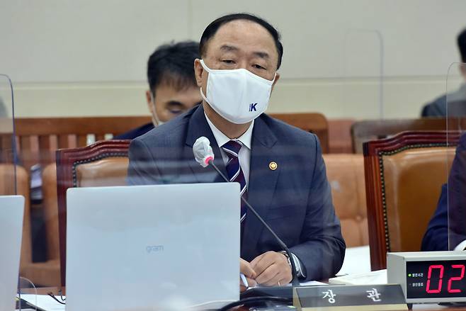 6일 국회에서 열린 기획재정위원회의 기획재정부(조세정책)에 대한 국정감사에서 홍남기 경제부총리 겸 기획재정부 장관이 의원 질의에 답변을 하고 있다. /국회사진기자단