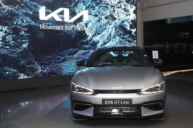 서울 성동구 'EV6 언플러그드 그라운드 성수'에 전시된 기아의 첫 전용 전기차 'EV6'./연합뉴스
