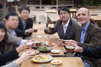 2021 노벨화학상 수상자 중 한 명인 베냐민 리스트 독일 막스플랑크연구소 교수(맨 오른쪽) 가 제자들과 한국민속촌을 방문한 모습이다. 당시 박사후연구원이었던 양정운 성균관대 화학과 교수가 함께 하고 있다. 성균관대 제공