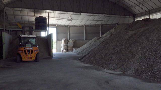 지난달 15일 방문한 경기 화성시 한국발포유리 공장에 유리병을 파쇄한 인공 모래가 쌓여있다. 이수연PD