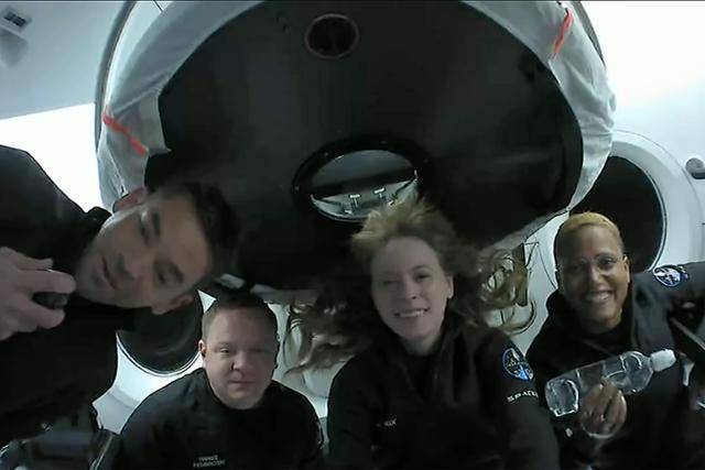 스페이스X는 지난달 민간인 남성 2명과 여성 2명으로 구성된 ‘인스피레이션4’ 팀을 태운 우주선 크루 드래건 발사와 우주 여행, 귀환에 성공했다. UPI 연합뉴스