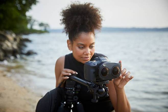 캐논 RF5.2mm F2.8L 듀얼 피시아이, 원래 어안 렌즈 두 대, 카메라 두 대가 각각 필요하지만 해당 제품은 단일 시스템으로 촬영할 수 있다. 출처=캐논USA