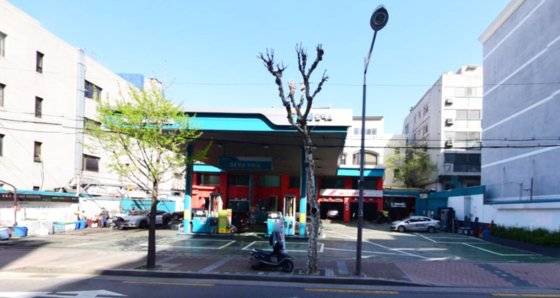 남욱 변호사가 대표이사로 있는 부동산개발업체인 '엔에스제이피엠'이 지난 4월 구매한 부지의 2021년 4월 모습. 현재 신축 건물 공사를 위해 펜스가 설치돼있다. [네이버 지도 캡처]