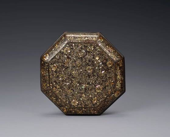 나전 국화당초문 팔각함, 고려말~조선초. 나무, 나전. [사진 리움]