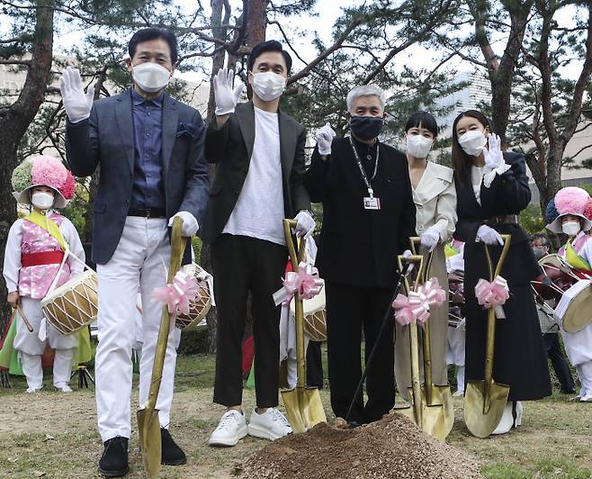 안성기 배우(왼쪽부터), 장현성 배우, 임권택 감독, 유현경 배우, 예지원 배우 등이 6일 오후 부산 해운대구 센텀시티 영화의전당 인근 APEC 나루공원에서 부산국제영화제 영화의 숲 조성 행사에 기념식수를 하고 있다. 연합뉴스