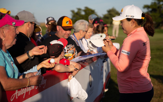 Park In-bee signs autographs for fans after she finished the second round of the ShopRite LPGA Classic held at the Seaview on Friday in Galloway, New Jersey. [EPA/YONHAP]