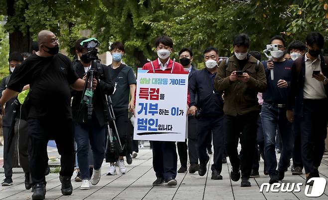 (서울=뉴스1) 구윤성 기자 = 이준석 국민의힘 대표가 6일 서울 여의도 국회에서 '대장동 게이트' 특검을 촉구하는 1인 도보시위를 하며 청와대 방향으로 향하고 있다. 2021.10.6/뉴스1