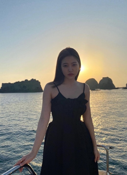 Group Red Velvet member Yeri has revealed its anti-war charm.On Thursday, Yeri posted a number of posts on his personal Instagram account, showing him travelling around Jeju Island and visiting everywhere.Yeri, who wore a dress and showcased her cool summer fashion, showed off her beauty under the beautiful Jeju Island landscape: a man who had a relaxing time and looked happy.Especially, the solid body made of exercise and superior legs catch the eye. Yeri is famous for enjoying Pilates.It is Yeri, who melted fan spirit with cute youngest in Red Velvet and reverse maturity in everyday life.Meanwhile, Red Velvet, to which Yeri belongs, recently completed his Queendom activities.