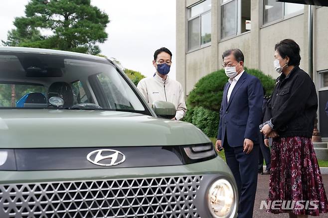 [서울=뉴시스] 문재인 대통령이 6일 오후 청와대 경내에서 '광주형 일자리'에서 생산된 경형 스포츠유틸리티차(SUV) 캐스퍼를 인수하고 있다.'광주형 일자리'는 지역의 노·사·민·정이 지역 주도의 맞춤형 발전과 노사 간 동반 성장을 이루기 위한 경제 모델이다. (사진=청와대 제공) 2021.10.06. photo@newsis.com