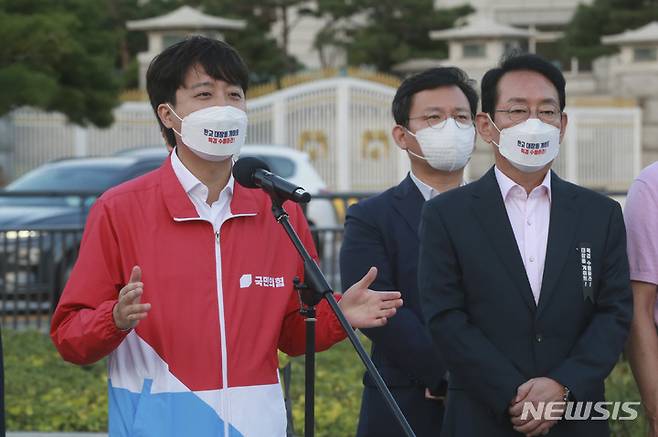 [서울=뉴시스] 국회사진기자단 = 이준석 국민의힘 대표가 6일 서울 종로구 청와대 앞 분수대 광장에서 '대장동 의혹 진상 규명을 위한 특검 도입'을 촉구하는 구호를 외치고 있다. 2021.10.06. photo@newsis.com