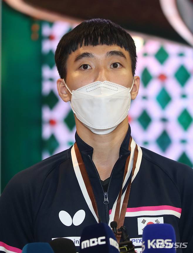 [인천공항=뉴시스] 고범준 기자 = 카타르 도하에서 열린 2021 ITTF-ATTU 아시아탁구선수권 남자 단식 결승에서 금메달을 획득한 이상수가 6일 오후 인천국제공항 제1터미널을 통해 귀국해 취재진 질문에 답변하고 있다. 2021.10.06. bjko@newsis.com