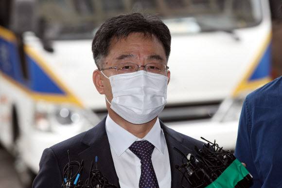 - 경기 성남시 대장동 개발사업에서 특혜를 받은 의혹이 제기된 화천대유자산관리(화천대유)의 최대 주주 김만배 씨가 27일 오전 참고인 신분으로 조사받기 위해 서울 용산경찰서로 들어서며 취재진 질문에 답하고 있다. 2021.9.27 연합뉴스