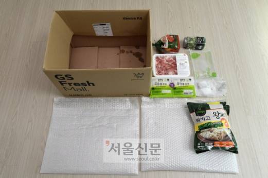 GS프레시몰은 커다란 박스에 상품을 모두 담아 보냈다.도준석 기자 pado@seoul.co.kr