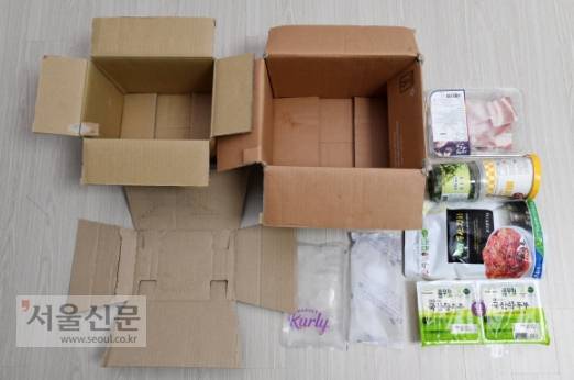 컬리는 작은 종이박스 2개에 상품들을 나눴다. 특수 코팅이 돼 있어 습기에도 젖지 않는다고 컬리는 설명했다.도준석 기자 pado@seoul.co.kr