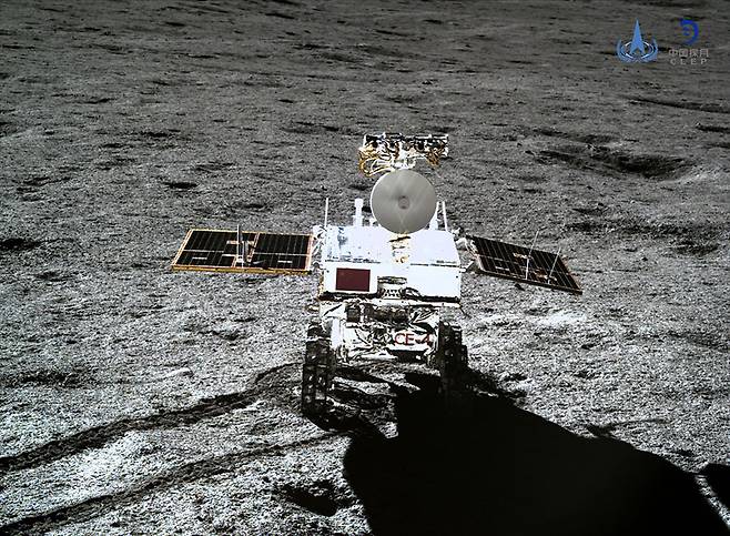 달의 뒷면에 착륙한 탐사 로버 위투-2. 뒤로 창어-4 착륙선이 살짝 보인다