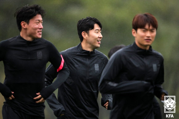 축구 국가대표팀 선수들이 시리아와의 2022 FIFA 카타르 월드컵 아시아 최종예선을 하루 앞둔 6일 경기 파주트레이닝센터(NFC)에서 훈련하고 있다. 왼쪽부터 황의조, 손흥민, 김진수.연합뉴스