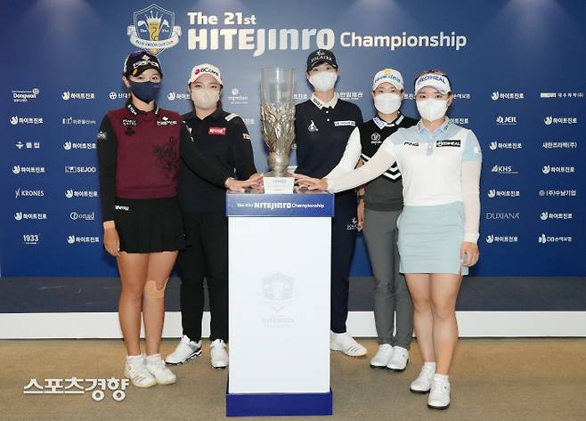 올시즌 KLPGA 투어 메이저 챔피언들인 박현경, 장하나, 박성현, 박민지, 이다연(왼쪽부터)이 6일 경기도 여주 블루헤런GC에서 제21회 하이트진로 챔피언십 개막 하루전 공식 인터뷰를 마친 뒤 우승컵을 두고 포즈를 취하고 있다. ㅣKLPGA 제공