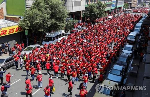 남아공 파업 (요하네스버그 로이터=연합뉴스) 5일(현지시각) 남아프리카공화국 경제중심 요하네스버그에서 금속노조원들이 행진하고 있다. 2021.10.5 photo@yna.co.kr