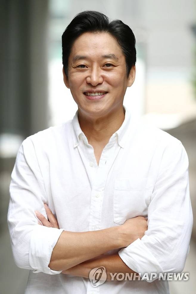 포즈 취하는 배우 김경민 (서울=연합뉴스) 이재희 기자 = 웹드라마 '좋좋소'에 출연한 배우 김경민이 연합뉴스와 인터뷰에 앞서 포즈를 취하고 있다. 2021.10.6 scape@yna.co.kr