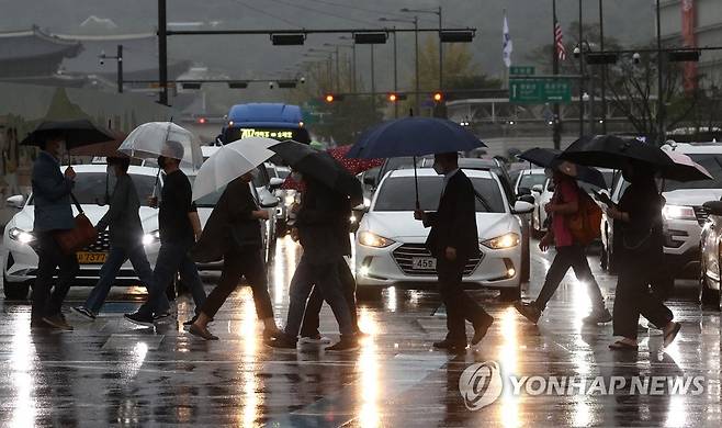 '흐린 아침 출근길'…비 내리는 광화문