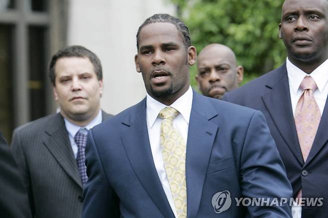 (시카고 AP=연합뉴스) 미국의 R&B 스타 알 켈리(R. Kelly·54)가 지난 2008년 시카고에서 법원을 나선 모습. [AP 연합뉴스 자료사진. 재판매 및 DB 금지]